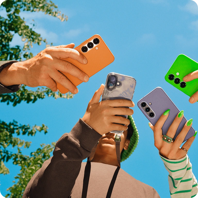 Flere personer holder smartphones op mod blå himmel